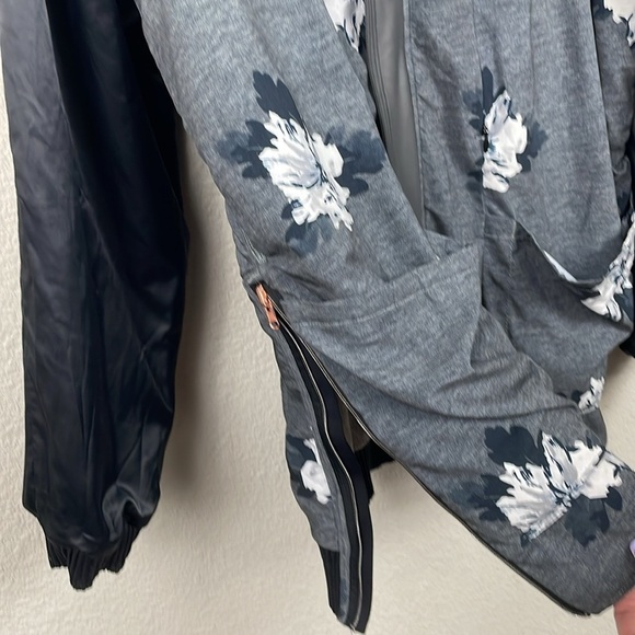 Lululemon Both Ways Bomber Jacket Heathered White Black Atomic Flower Reversible - Picture 7 of 13